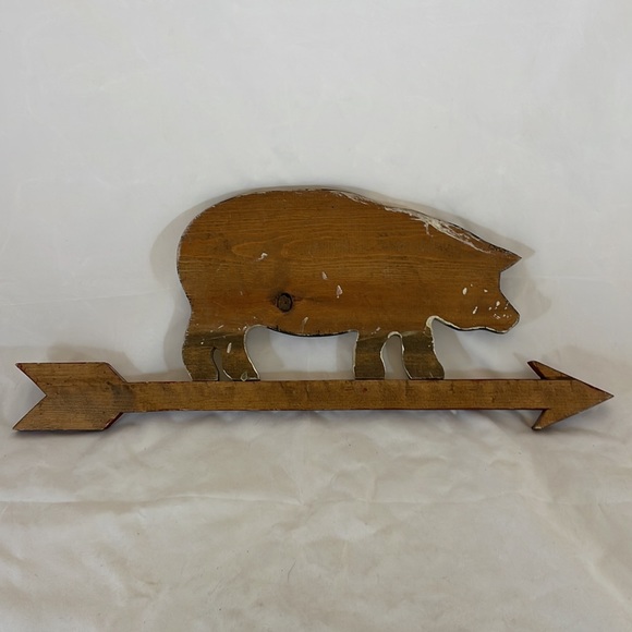 Farmhouse Style Wood Handpainted Pig and Arrow Farmhouse Decor - Picture 4 of 5